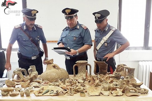 Puglia, i carabinieri del Nucleo Tutela Patrimonio culturale sequestrano reperti archeologici del XVI secolo: denunciate 27 persone