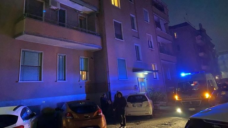 Milano, bimba di cinque anni cade dal balcone del secondo piano: è ricoverata in gravi condizioni