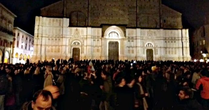 Bologna, ad una settimana dal voto ecco “la prova di forza” delle sardine: in 40mila in piazza Maggiore
