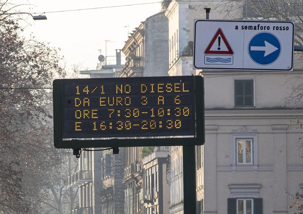 Smog a Roma, la sindaca Raggi ribadisce il divieto di circolazione anche per i diesel Euro 6
