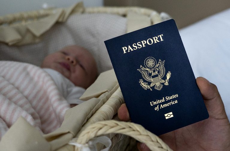 Usa, stretta dell’amministrazione Trump sui visti d’ingresso per le donne incinte