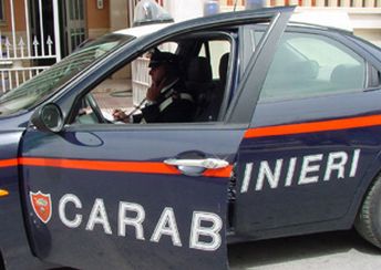 Fossombrone (Pesaro), automobilista ubriaco aggredisce i carabinieri: arrestato 24enne
