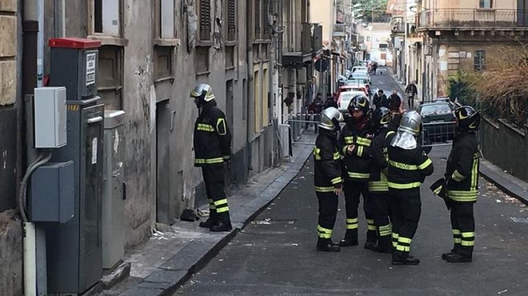 Catania, crolla una palazzina: evacuate dai vigili del fuoco sette famiglie