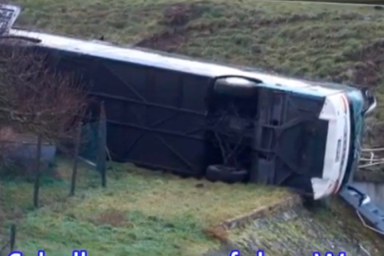 Germania, incidente stradale in Alta Baviera: uno scuolabus finisce in un torrente: morti due bambini