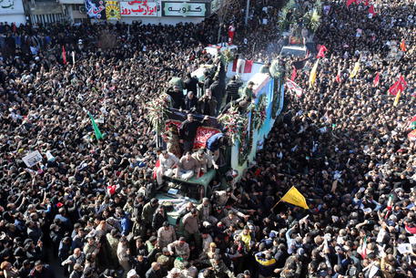 Iran, durante la cerimonia di sepoltura di Soleimani sono morte schiacciate 40 persone, altre 200 sono rimaste ferite