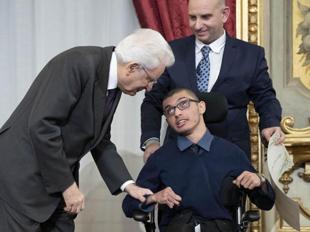 Corsico (Milano), studente disabile premiato dal Capo dello Stato, è ancora senza il servizio di scuolabus