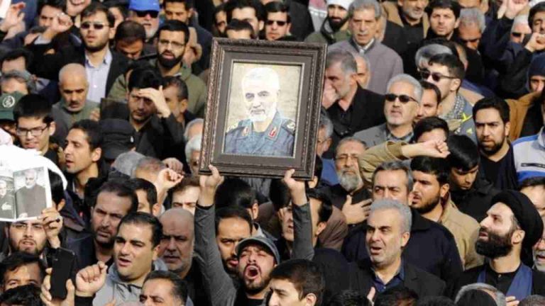 Iraq, solenni funerali per il generale iraniano Soleimani. La Rabbia di Teheran: “Morte agli Usa”