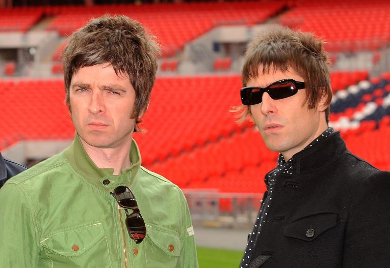 Musica, tweet di Liam Gallagher: “Mio fratello mi supplica di riformare gli Oasis”