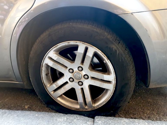 Ladispoli, trova l’auto con le gomme squarciate