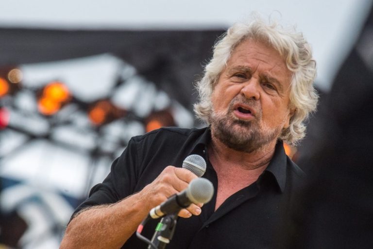 Beppe Grillo annulla in suo tour “Terrapiattista” per un intervento chirurgico