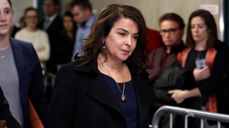 Usa, al processo contro Weinstein la testimonianza choc dell’attrice Annabella Sciorra: “Mi violentò dopo un party”