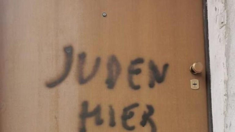 Mondovì (Cuneo), scritta antisemita sulla porta di casa di Aldo Rolfi, figlio di una partigiana deportata in un campo di sterminio
