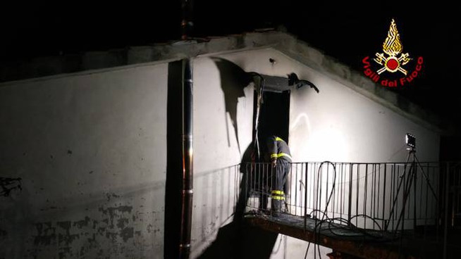 Borgo Mozzano (Lucca), incendio in una casa colonica: morta una ragazza di 14 anni, ferito il padre