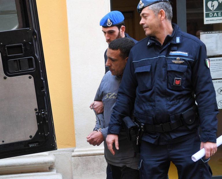 Modena, marocchino condannato a 22 anni di carcere: aveva ucciso e bruciato la moglie