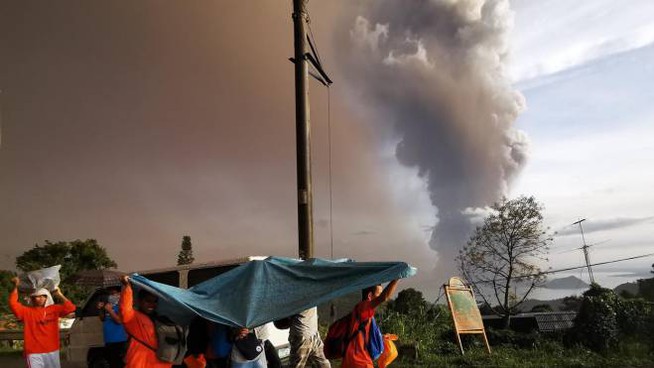 Filippine, eruzione del vulcano Taal: allarme a Manila
