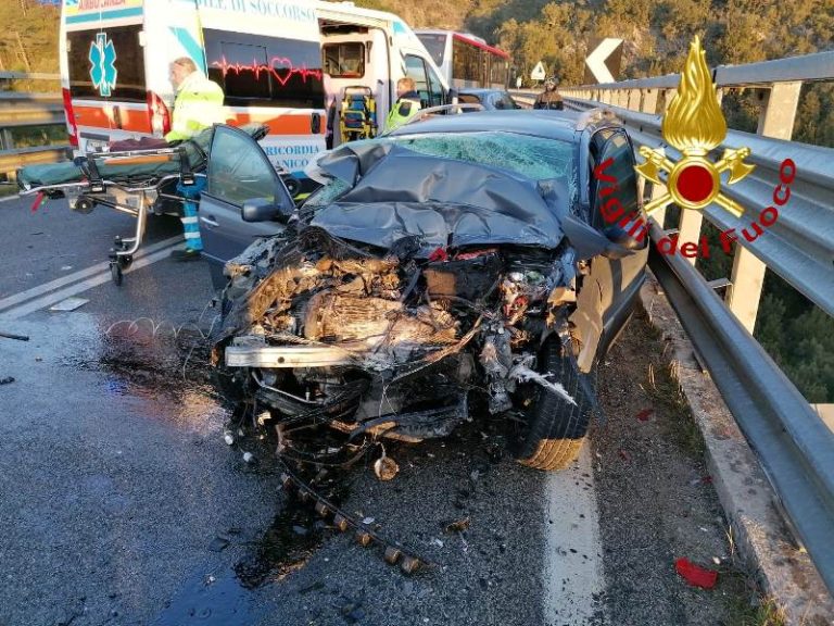 Civitella Paganico (Grosseto), incidente tra un’auto e un pullman: morte due persone