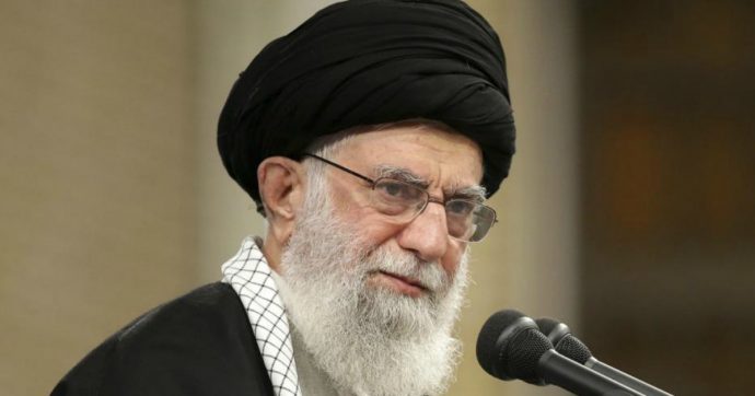 Iran, nuova invettiva di Khamenei contro gli Usa: “Dio ci sostiene nei confronti di Washington”