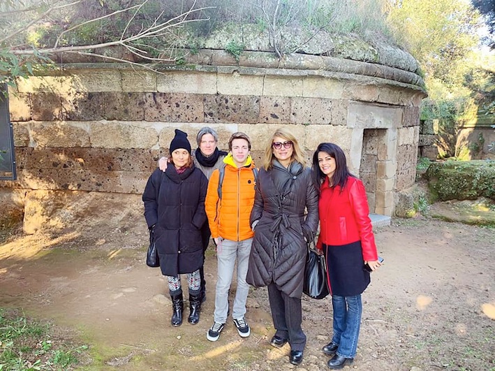 Visita a sorpresa di Vladimir Luxuria nella necropoli etrusca di Cerveteri