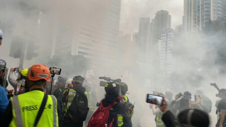 Hong Kong, arrestati 400 manifestanti durante un corteo per la democrazia