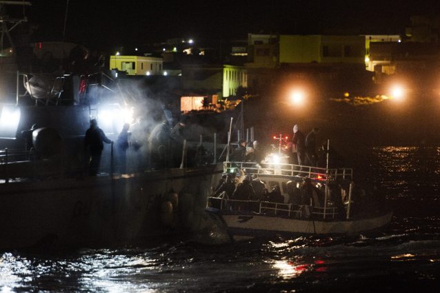 Salento, sbarco di trenta migranti soccorso al porto di Santa Maria di Leuca