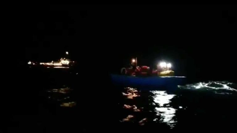Migranti, la Ocean Viking soccorre 39 persone su un barcone