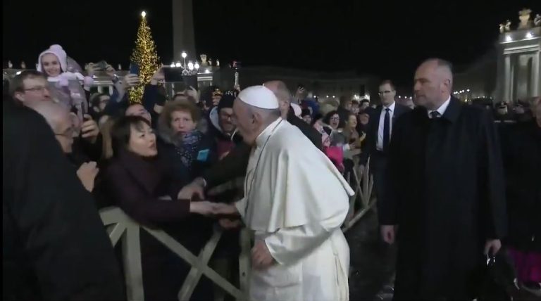 Vaticano, il Papa ‘strattonato’ dai fedeli in piazza San Pietro