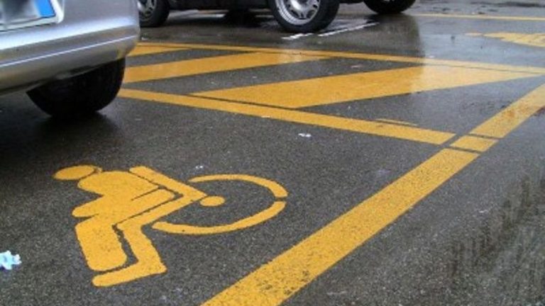 Parcheggiare nel posto per disabili diventa reato penale perseguibile