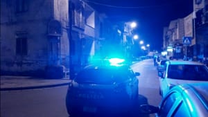 Portici (Napoli), esplode bomba carta davanti uno stabile
