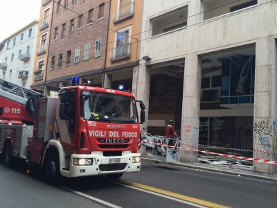 Milano, ostacolarono il lavoro dei vigili del fuoco: perquisizioni in via Gola e in via Pichi