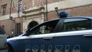 Ancona, rumeno fa prostituire la sua compagna 20enne: denunciato per favoreggiamento