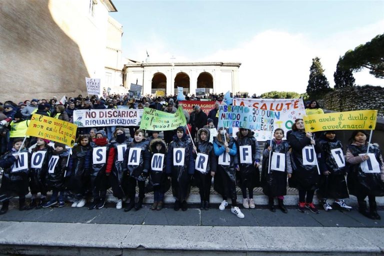 Roma, protesta in piazza del Campidoglio dei residenti di Valle Galeria tutti schierati per no alla creazione di una nuova discarica