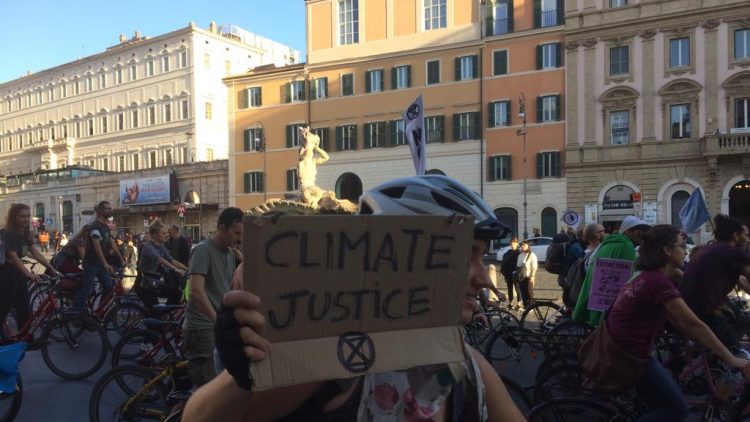 Roma, protesta ambientalista davanti l’ambasciata australiana