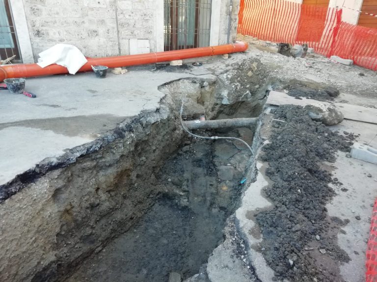 Ascoli Piceno, dai lavori di manutenzione idrica ‘riaffiora’ una strada in selciato di epoca romana