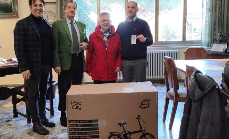 Ricicland, a Santa Marinella consegnata la prima bici elettrica