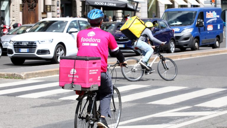 La Cassazione da ragione ai lavoratori riders: “Hanno diritto al risarcimento dei pagamenti e dei contributi previdenziali”