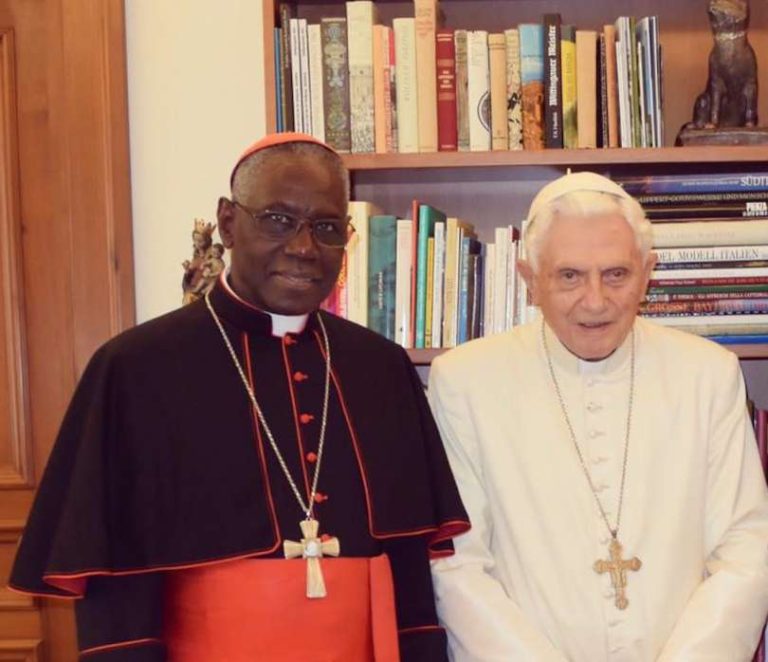 Celibato dei preti, il cardinale Robert Sarah attacca Benedetto XVI