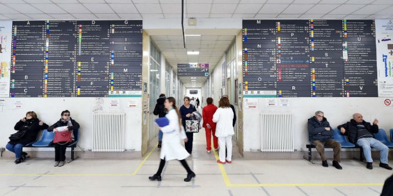 Hong Kong, sciopero di medici e infermieri: contestano il modo con cui viene fronteggiata l’emergenza coronavirus