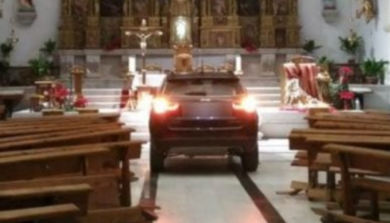 Spagna, entra in una chiesa di Sonseca con il Suv e dice: “Sono posseduto”
