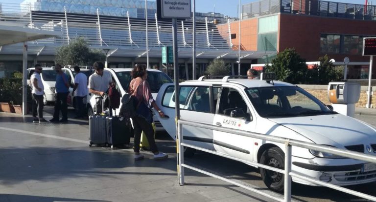 Napoli, la Finanza scopre un giro di tassisti abusivi