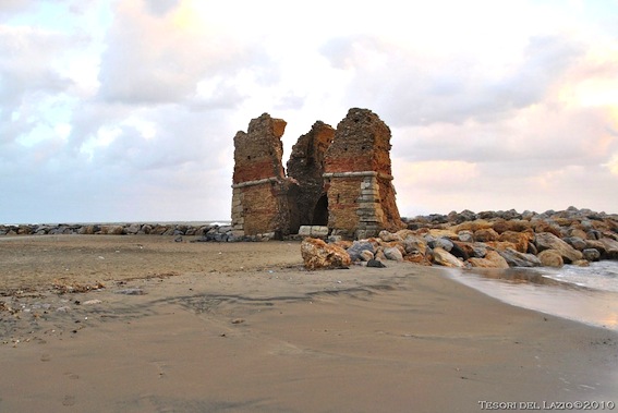 Torre Flavia in condizioni precarie