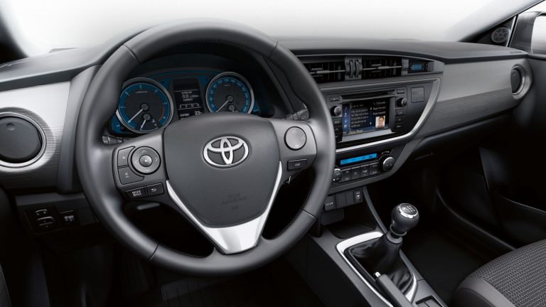 Auto, Toyota richiama dal mercato 3,4 milioni di veicoli: problemi al sistema elettronico degli airbag
