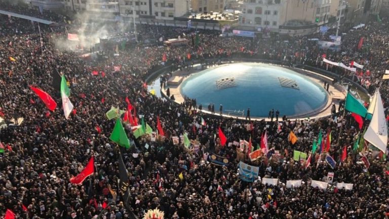 Iran, milioni di persone al funerale del generale Qassem Soleimani. Teheran annuncia l’abbandono degli accordi sul nucleare