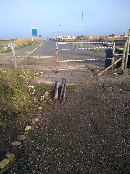 Vandali alla Palude di Torre Flavia: rimossi i pali della staccionata realizzata in primavera