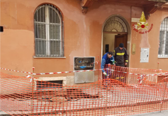 Roma, cedimento del manto stradale in via Marco Aurelio: evacuate 15 persone da uno stabile