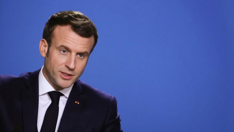 Francia, il presidente Macron si arrende: congelata la tanto discussa riforma delle pensioni