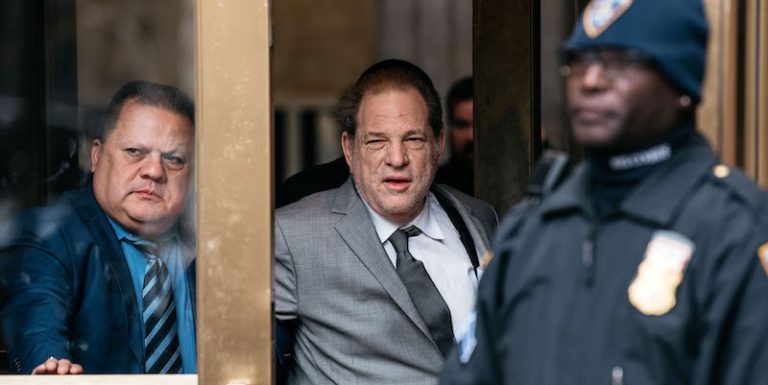 Usa, al processo per stupro il produttore Harvey Weinstein rischia l’ergastolo