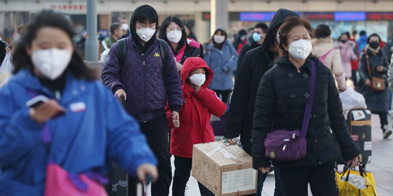 Coronavirus: le vittime salgono a 26. Bloccati i trasporti in 9 città cinesi. Un decesso al confine con la Russia