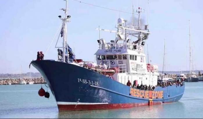 Messina, è arriva nel porto la nave spagnola “Aita Mari” con a bordo 158 migranti