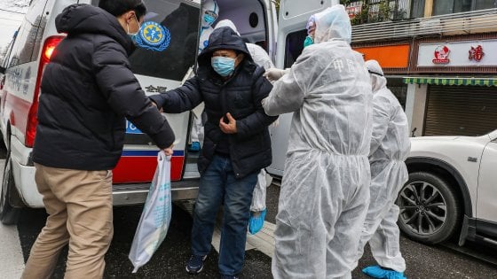 Coronavirus, in Cina il numero giornaliero di nuovi contagi è sceso per la prima volta a meno di duemila