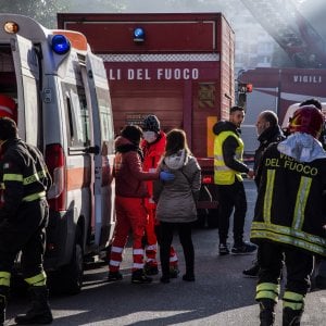 Traona (Sondrio), forti raffiche di vento scoperchiano il tetto di un capannone: muore una donna di 77 anni